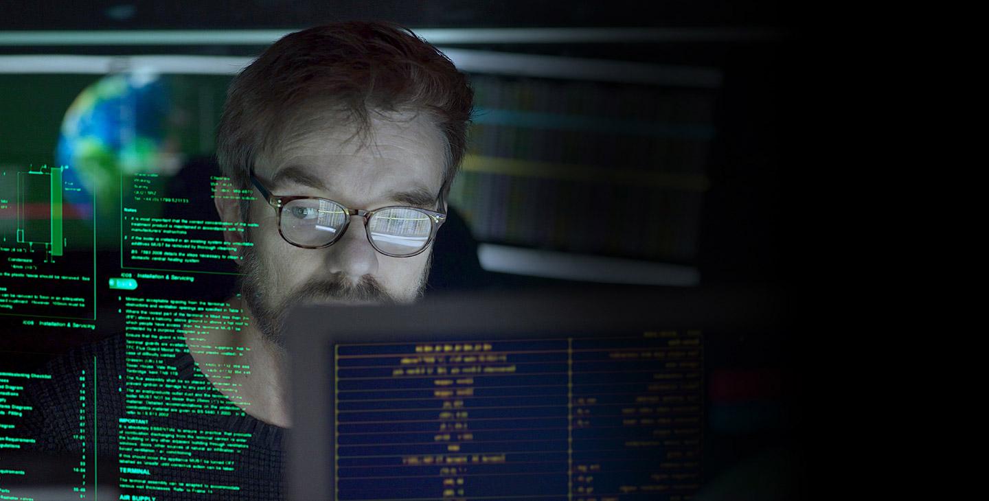 戴眼镜的男子正在看投射的电脑数据