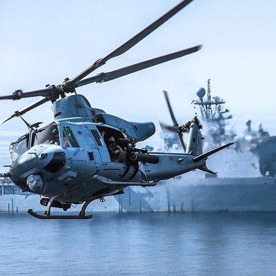 UH-60在海上的航空母舰上飞行