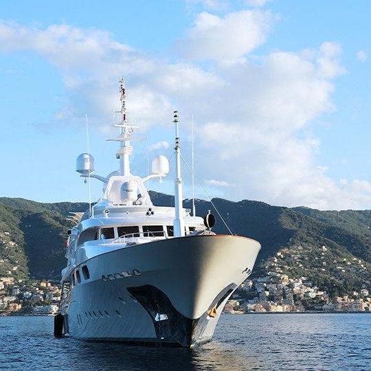 星火 superyacht on the ocean equipped with Viasat maritime internet